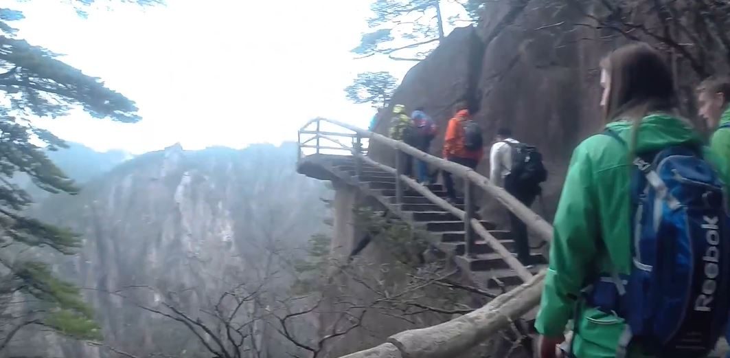 مع تخفيف القيود الحكومية على الانتقال، لا يزال خبراء الصحة الصينيون يحثون الجمهور على مواصلة توخّي الحذر