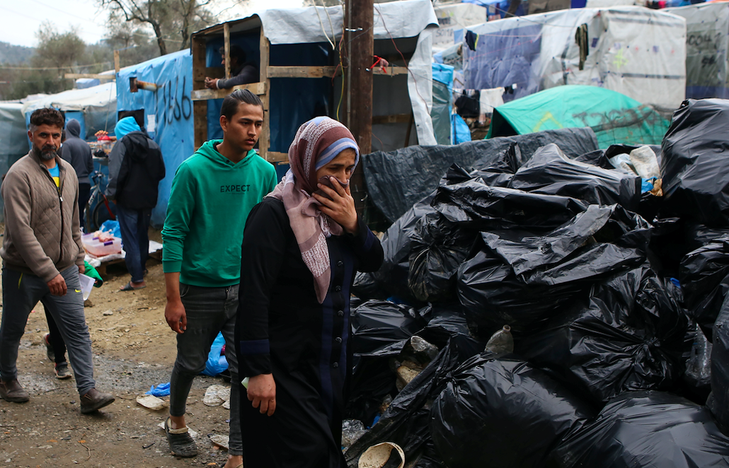 كورونا يهدد حياة مئات اللاجئين.. اليونان تفرض حجراً صحياً على مخيم بعد تأكد إصابة مهاجرين بالفيروس