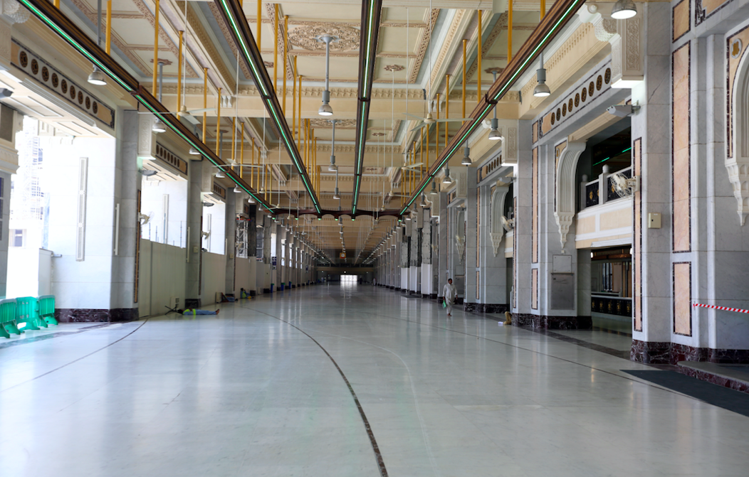 السعودية تفرض حظر التجول الكامل في مكة المكرمة والمدينة بسبب كورونا