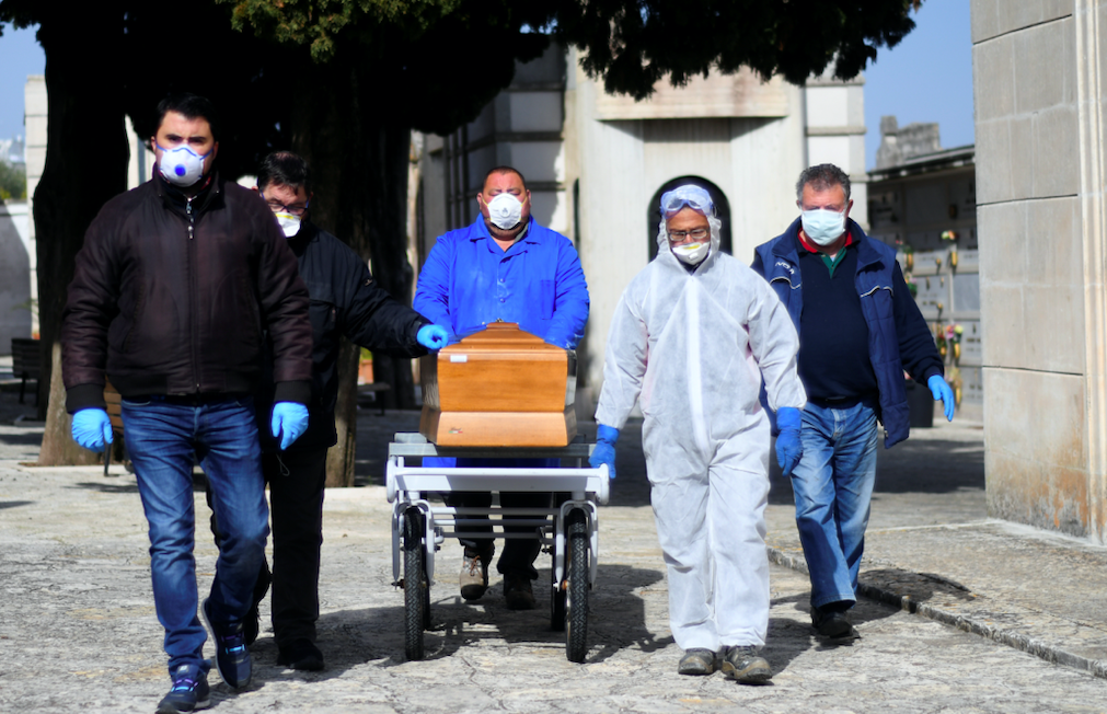 كيف تتعامل دول العالم مع ضحايا كورونا، وهل تنقل جثثهم العدوى إلى الأحياء؟