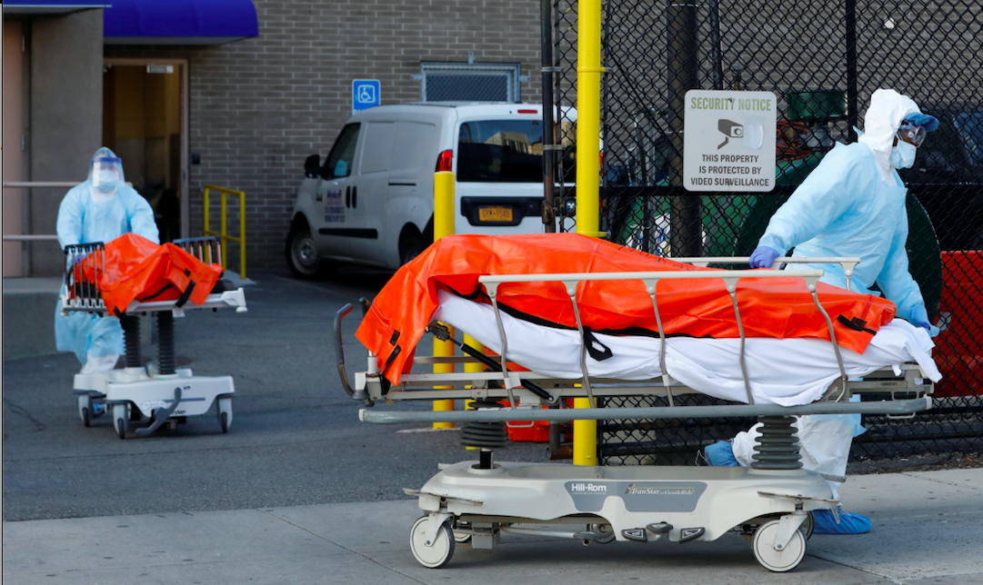 صور من داخل مستشفيات نيويورك.. جثث موتى كورونا مكدسة في الأكياس تنتظر نقلها لشاحنات التبريد