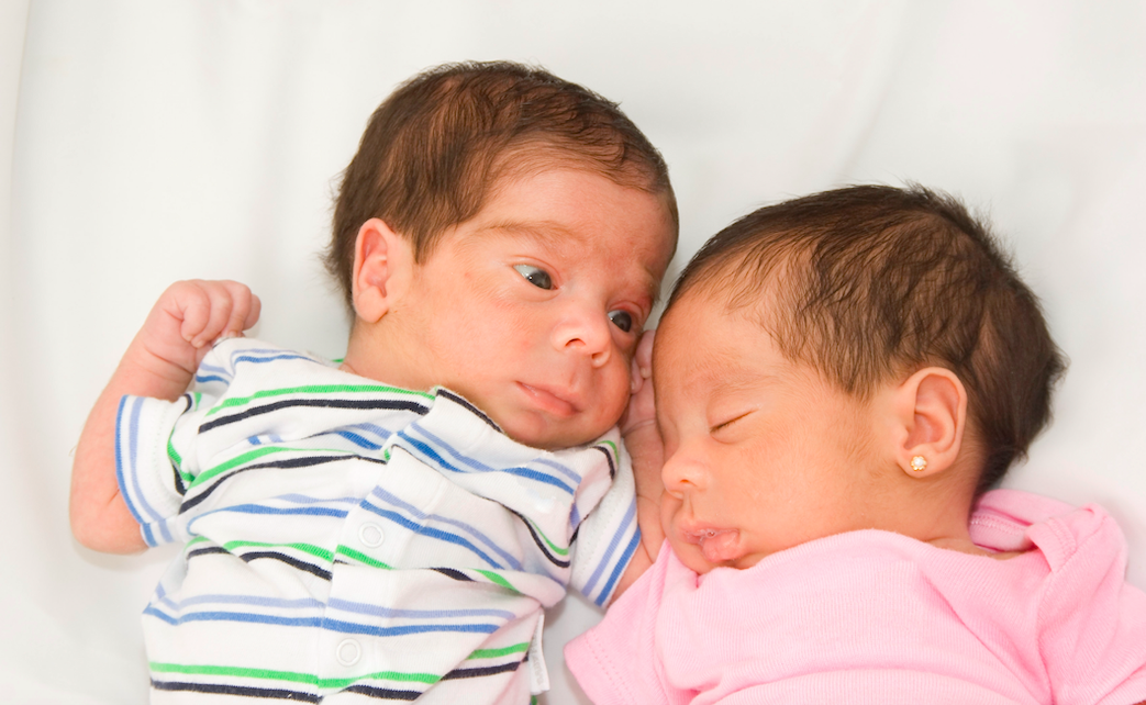 زوجان هنديان أنجبا توأمين وهما بالعزل الصحي.. أطلقا عليهما اسمي كورونا وكوفيد