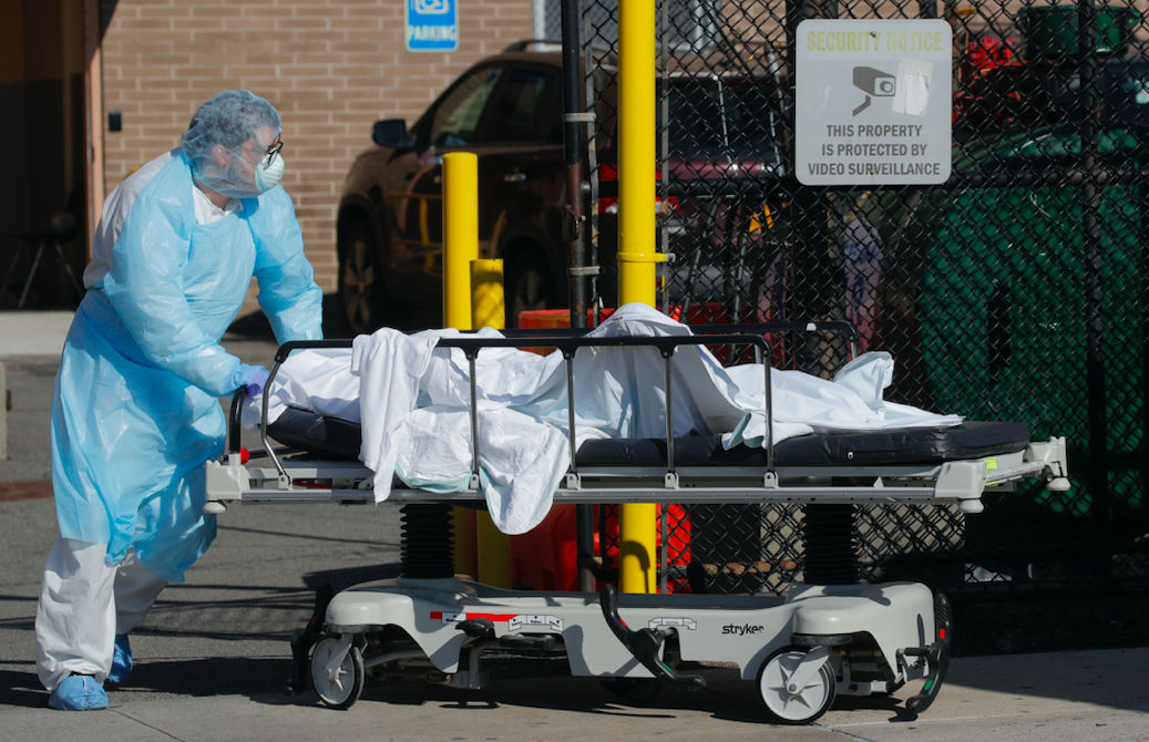 أمريكا تسجل أكبر حصيلة وفاة يومية بالعالم.. وترامب يتهم الصحة العالمية بالانحياز للصين