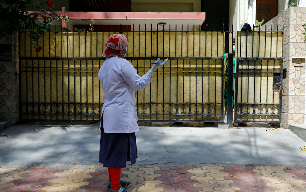 نُشرت أسماؤهم ووُضعت ملصقات بمنازلهم.. عائلات الحجر المنزلي في الهند يتعرضون للتمييز بسبب كورونا