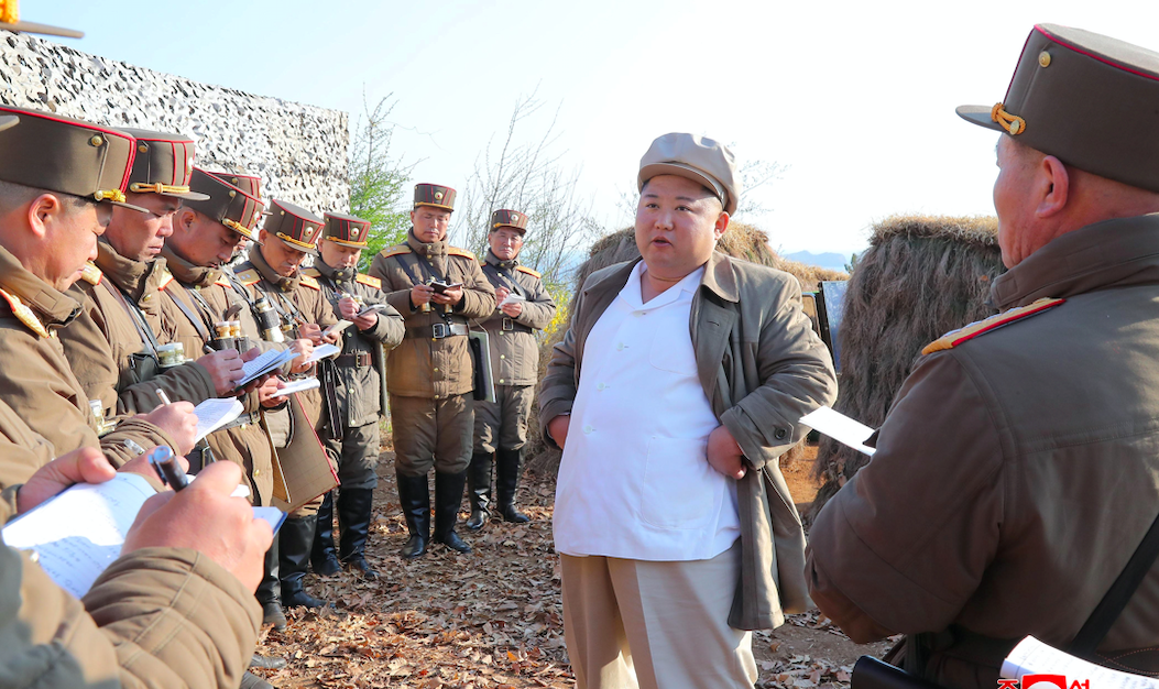 وكأنه يعيش على كوكب آخر.. كيم يتحدى كورونا ويمارس مهامه ويعقد التجمعات