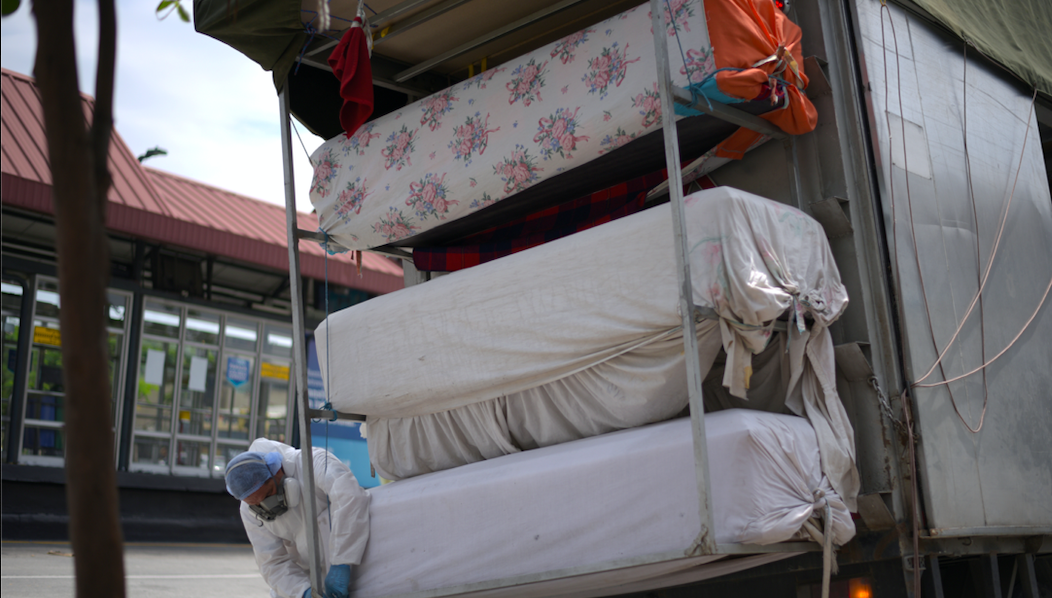 ملقاة بالشوارع وملفوفة بأكياس بلاستيك! العثور على مئات الجثث لضحايا كورونا بالإكوادور (فيديو)