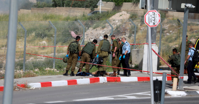 مقتل 3 إسرائيليين واستشهاد فلسطيني في عملية طعن بمستوطنة “أرئيل” بالضفة الغربية