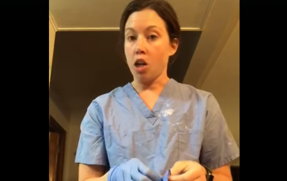 طبيبة تشرح بالفيديو كيف أن القفازات تنقل فيروس كورونا.. أوضحت طريقة التعامل بحذر