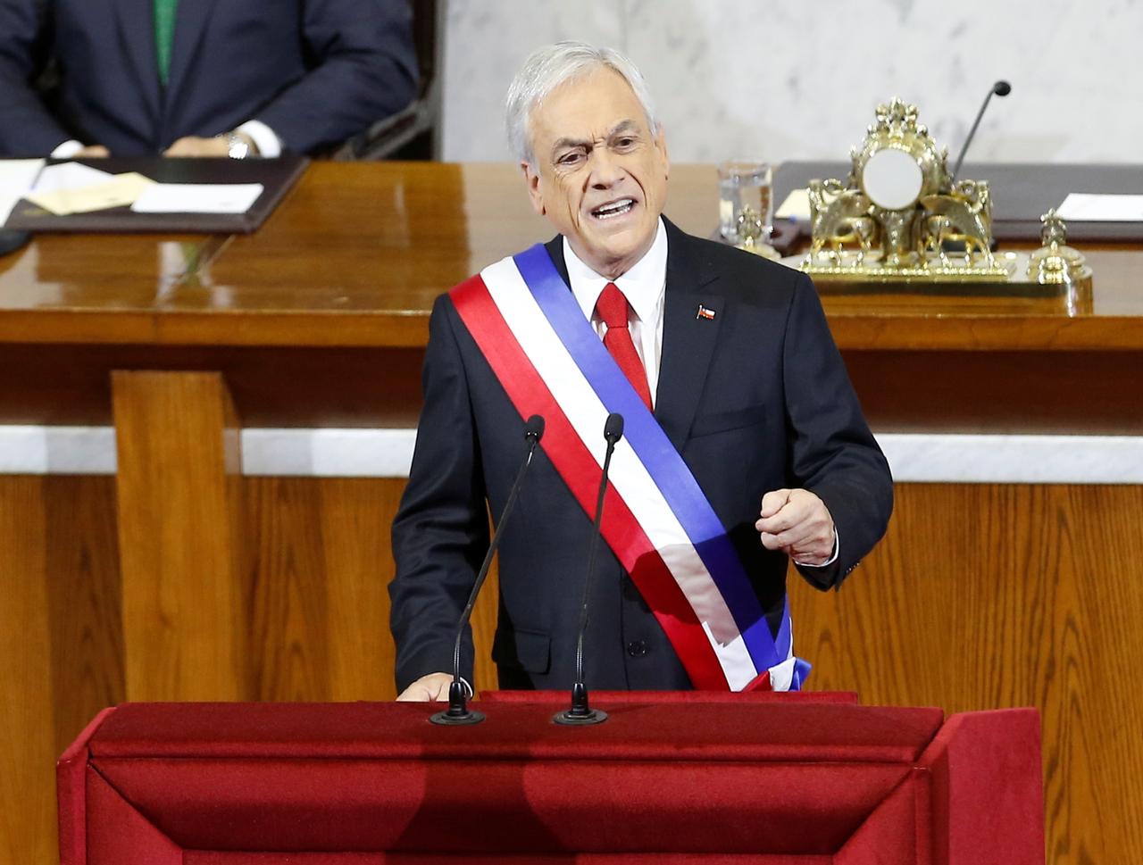 التقط صوراً بجوار شعارات تطالب باستقالته.. غضب من رئيس تشيلي لزيارته ميدان احتجاج بعد الحجر الصحي