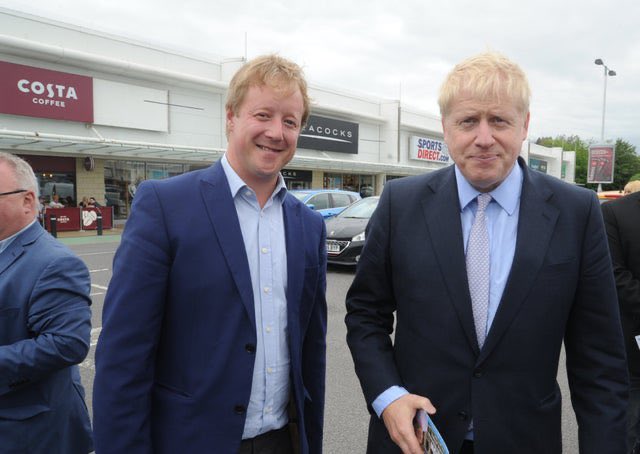 الصورة للبرلماني باول بريستو مع رئيس الوزراء بوريس جونسون/المصدر صفحته في تويتر