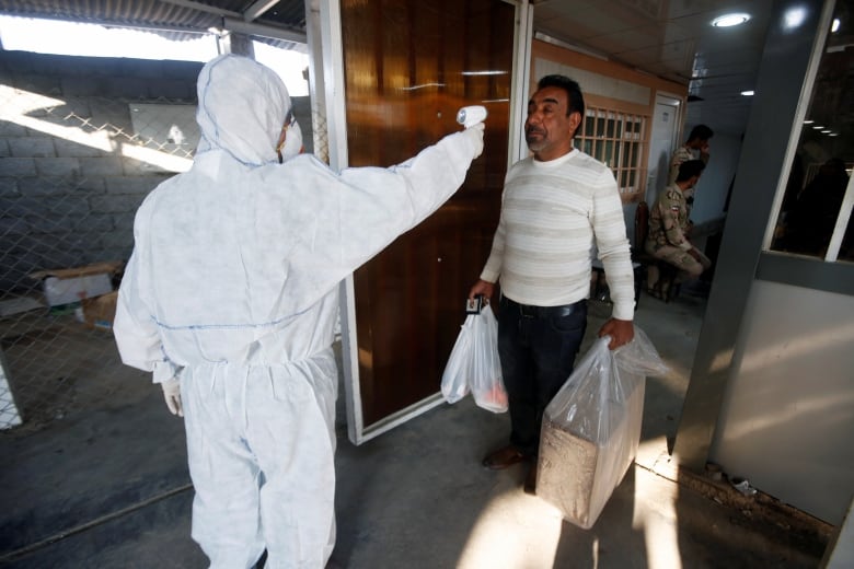 إيران تضغط على العراق لتحقيق مكاسب اقتصادية.. تريد من بغداد إعادة فتح الحدود رغم انتشار كورونا