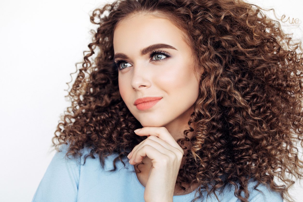 تحتاجين لعناية فائقة؟ إليك أفضل كريمات الترطيب للشعر المجعد