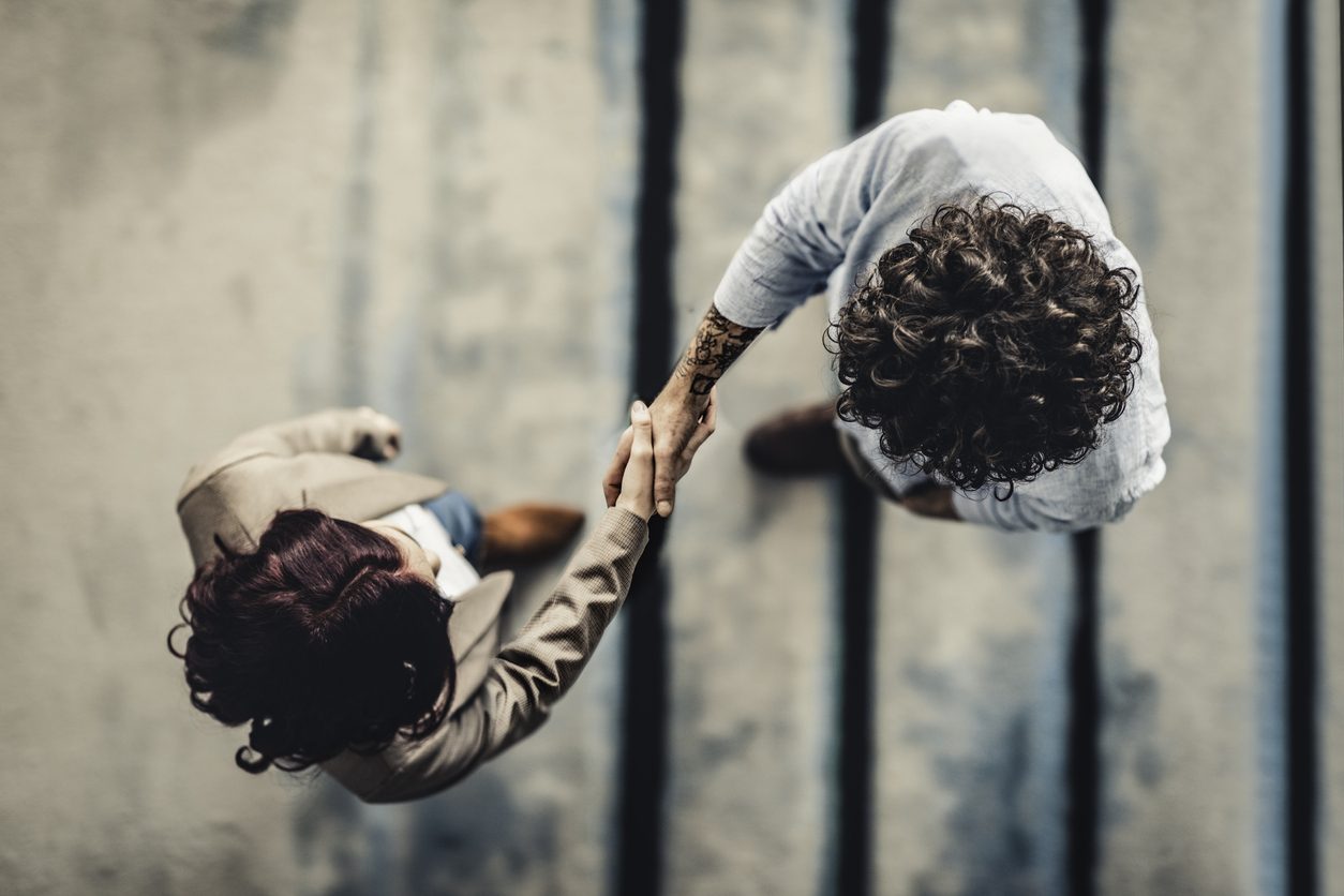 عندما يصبح الكف سلاحاً بيولوجياً.. هل سيُنهي فيروس كورونا المصافحة؟