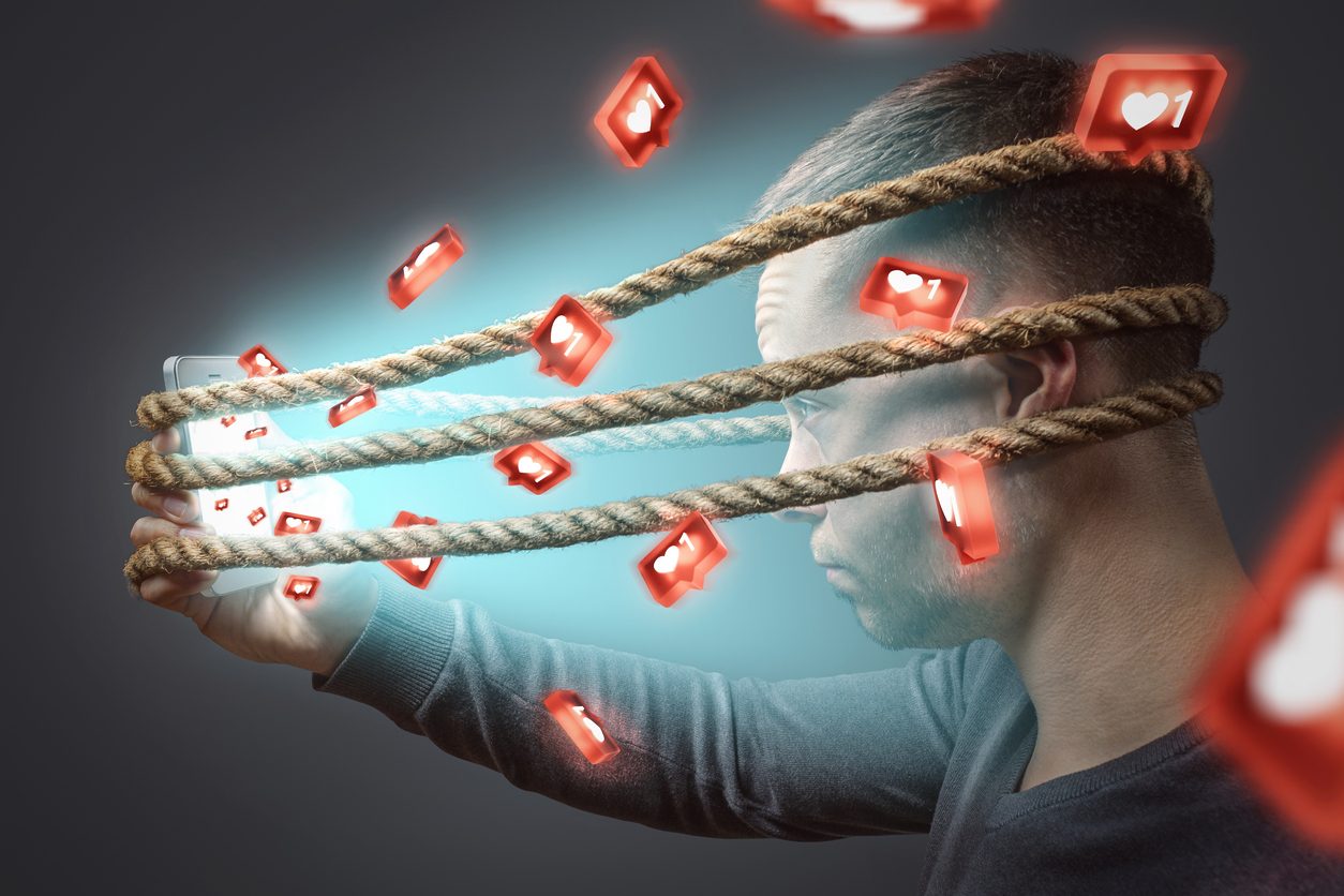 زخرفٌ وضلالٌ.. السوشيال ميديا بين الحقيقة والسراب