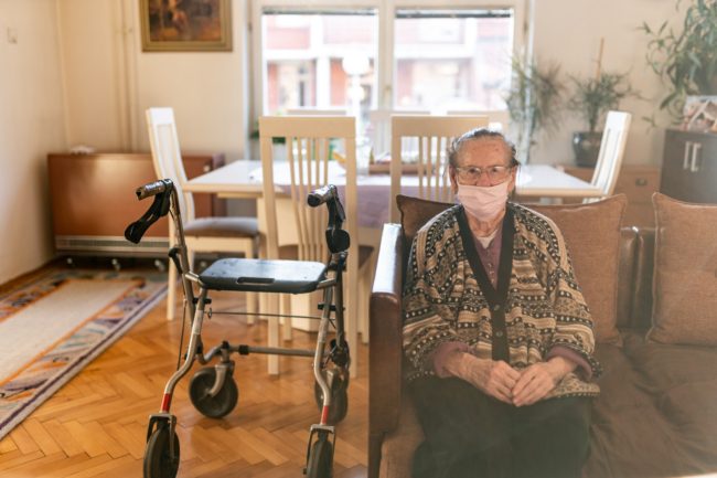 من معزلي أكتب لكم: أمي وحيدة في حجرها الصحي