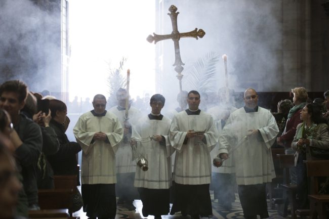 كيف نشأ عيد الفصح، ولماذا يلون المسيحيون البيض ويأكلون شوكولا الأرانب؟