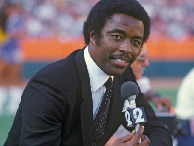 اتهام أشهر معلق رياضي في أمريكا بـ”لعق وجه صديقته” حتى ينقل لها فيروس كورونا