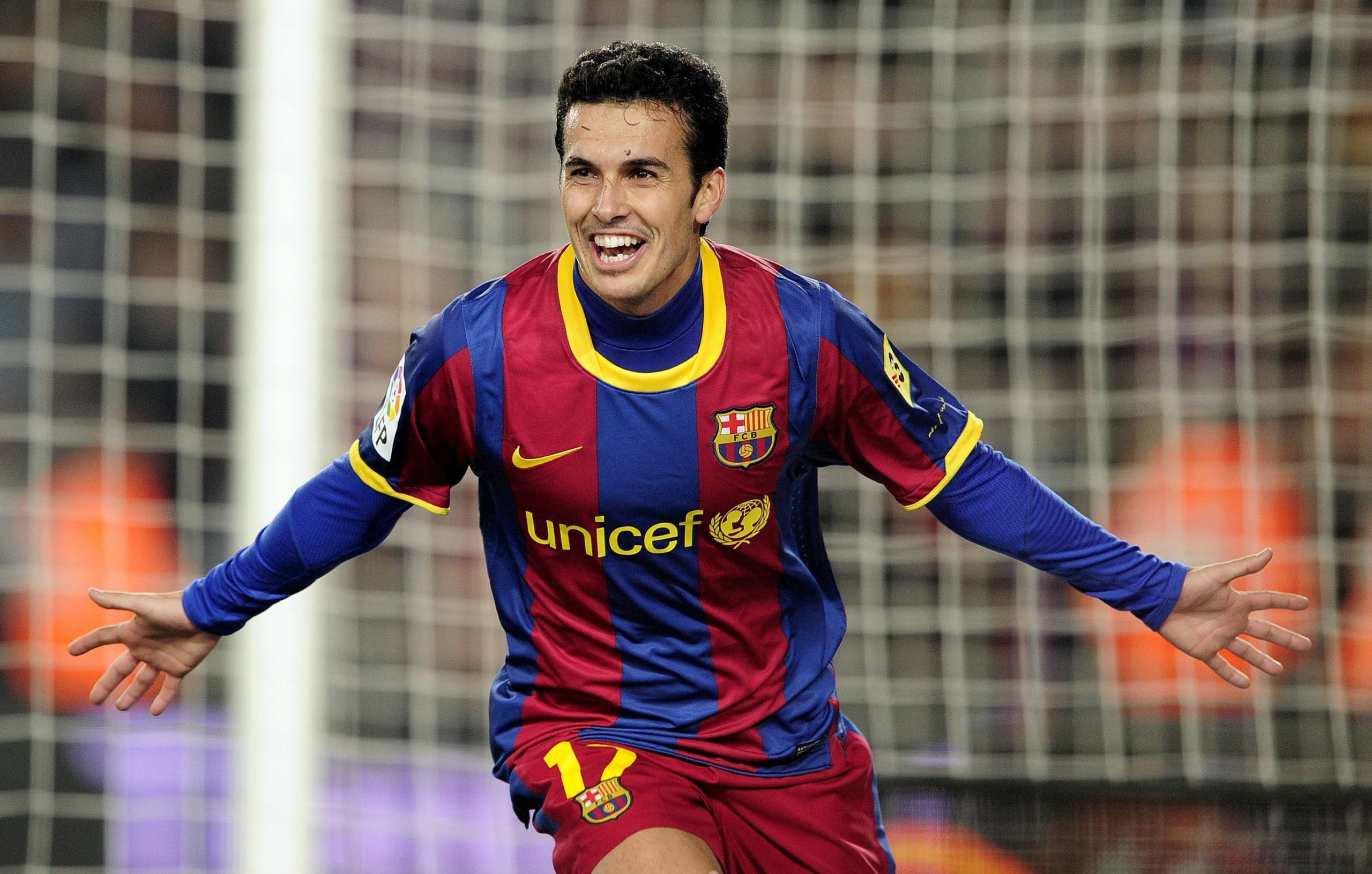 “كرة القدم تلعب بدون كرة”.. هل بيدرو أهم من ميسي؟