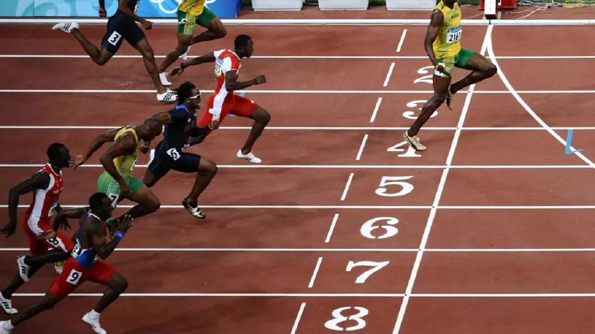 أسرع رجل في العالم يداعب متابعيه بصورة تسخر من التباعد الاجتماعي