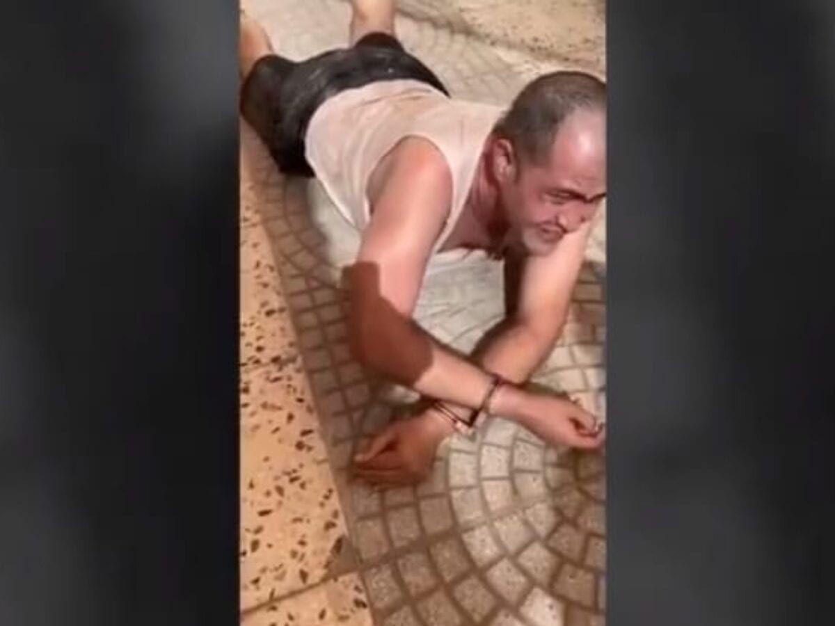 شاهد سحل مواطن مصري في السعودية بسبب دعوته للتظاهر أمام سفارة بلاده في جدة