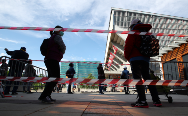 كورونا يكشف خبايا واحدة من أغنى مدن العالم.. الآلاف يمضون ساعات في طوابير للحصول على مواد غذائية