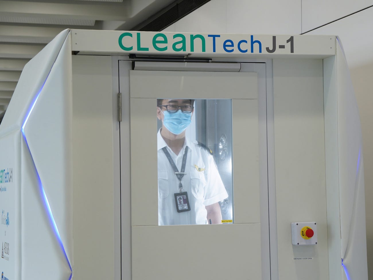 يطهر الجسم من الفيروسات في 40 ثانية.. مطار هونغ كونغ يجرب أحدث آلة للتخلص من “كورونا” في العالم