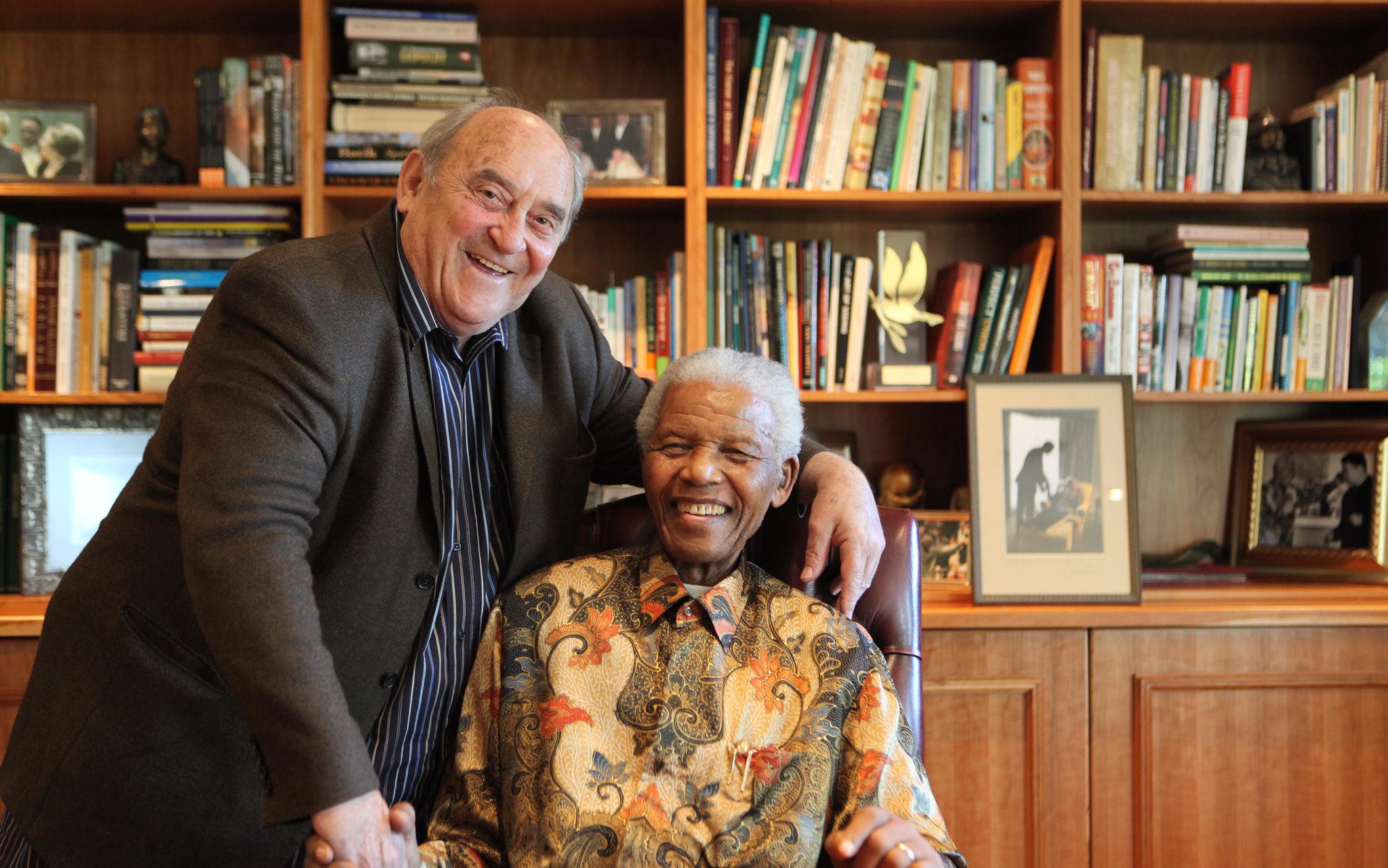 الرجل الأبيض الوحيد الذي سُجن مع نيلسون مانديلا.. وفاة أصغر المدانين في محاكمة “ريفونيا” الشهيرة