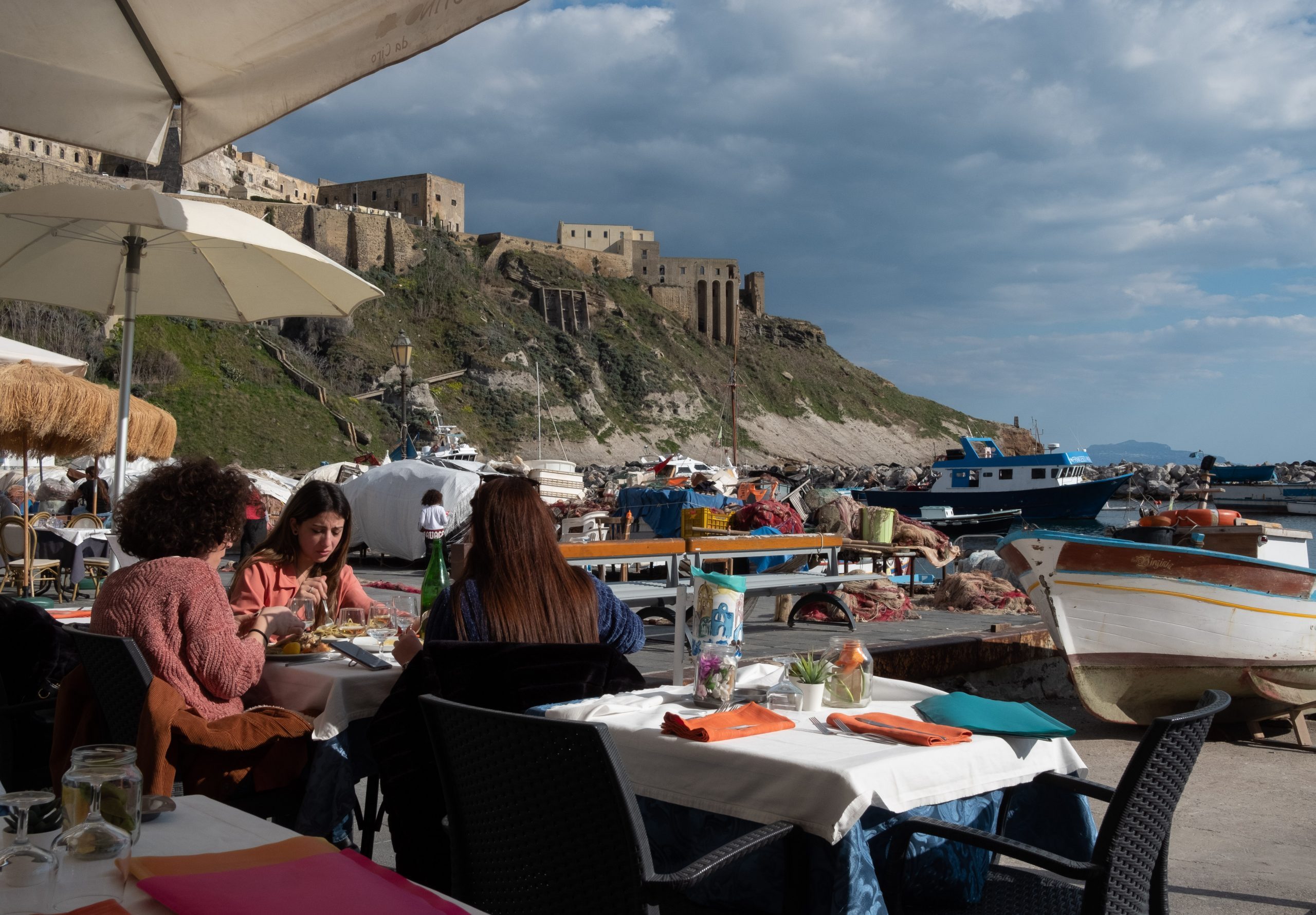 فتح مئات الشواطئ أمام القادمين.. الطقس يدفع المواطنين في أوروبا وأمريكا للاستمتاع بالبحار رغم كورونا