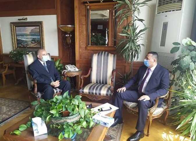 إصابة مسؤول مصري بكورونا التقى وزيراً قبل اكتشاف مرضه.. وموظفون يُجبَرون على دخول الحجر