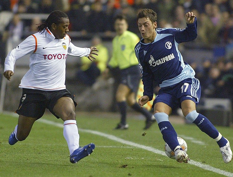 مسعود أوزيل بقميص شالكه (رويترز)