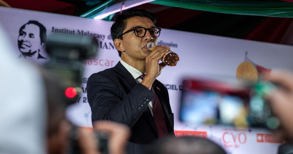 “المشروب المعجزة”! دولة إفريقية تنتجه لمواجهة كورونا، رئيسها تجرَّعه، ودول تطالب بالحصول عليه