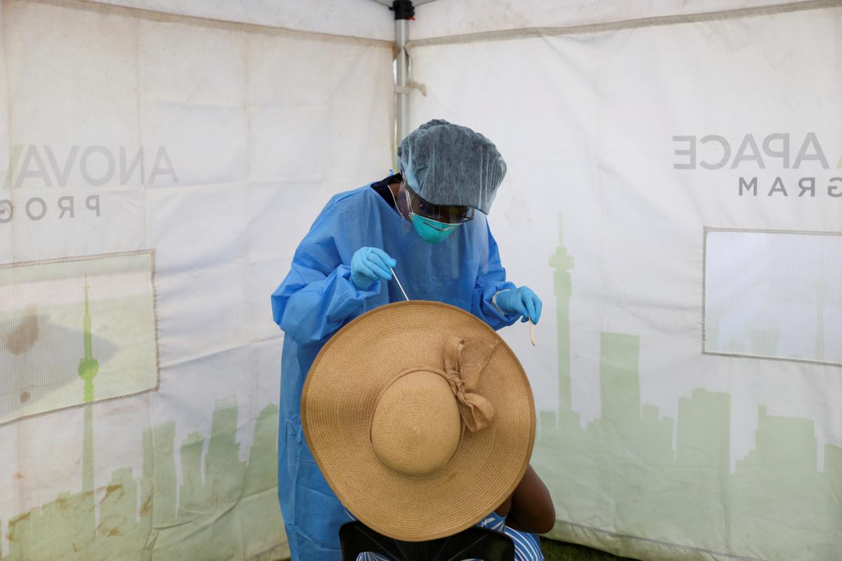 واحدة من كل 6 ممرضات بالعالم معرَّضة للإصابة بكورونا.. نقص المياه النظيفة يضع حياتهن في خطر