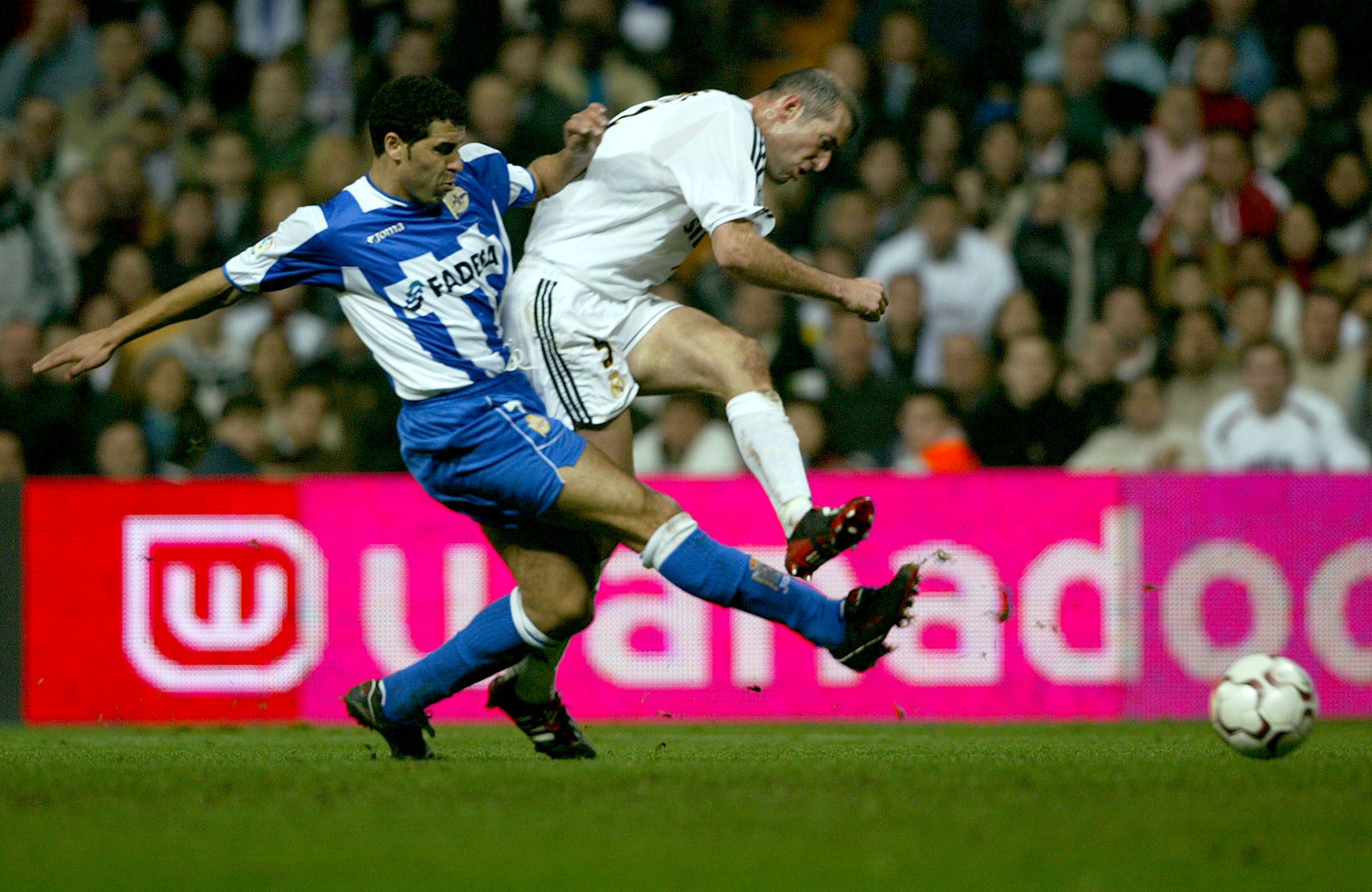 نور الدين نيبت في كرة مشتركة مع زيدان (رويترز)