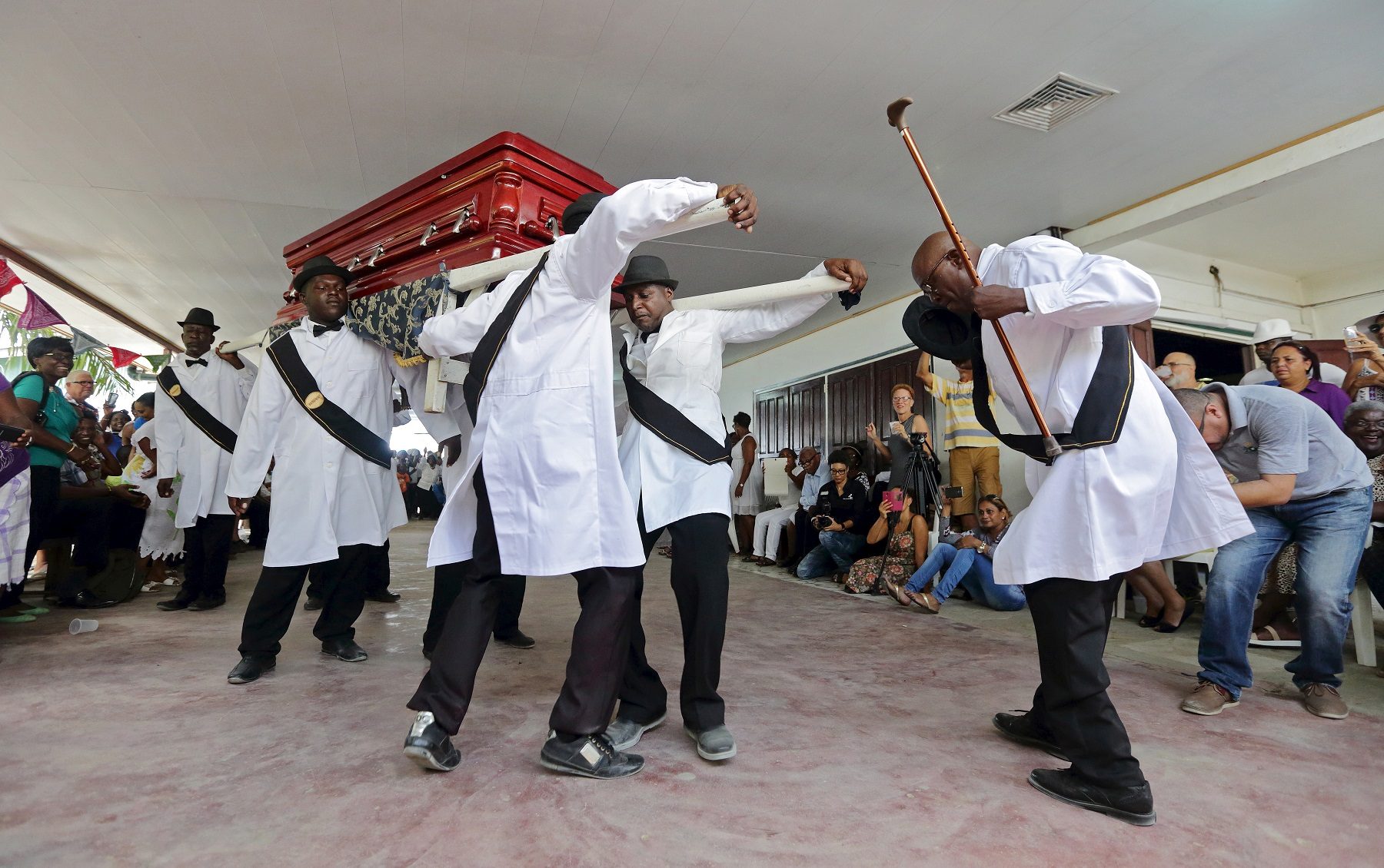 فيديو مؤثر لحاملي النعوش الراقصين.. وجهوا رسالة شكر لأطباء كورونا حول العالم