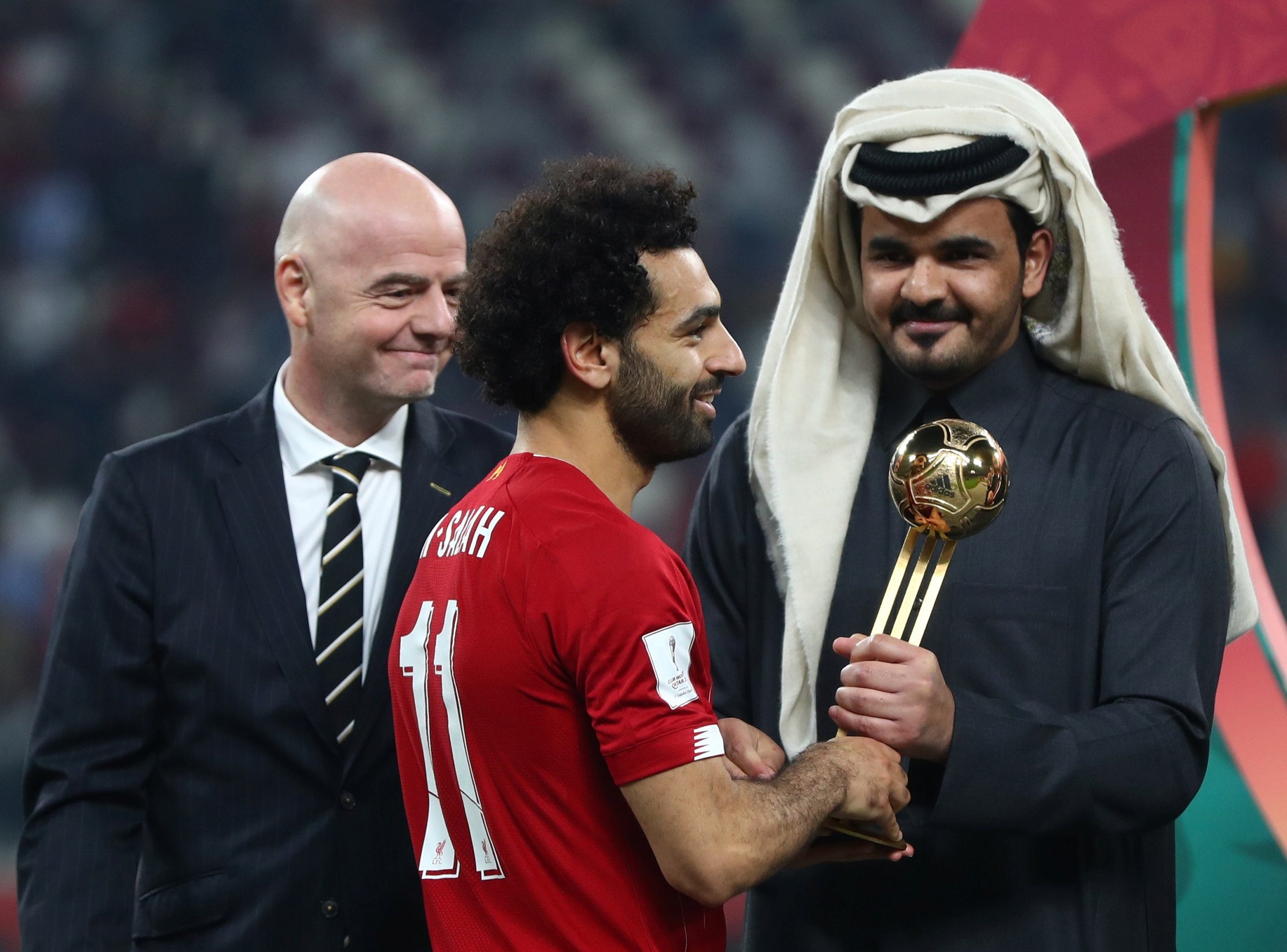 الصورة أرشيفية من نهائي كأس العالم للأندية في قطر، ويظهر فيها النجم المصري محمد صلاح ورئيس الفيفا جياني إنفانتينو ومعهما جوعان بن حمد آل ثاني/رويترز