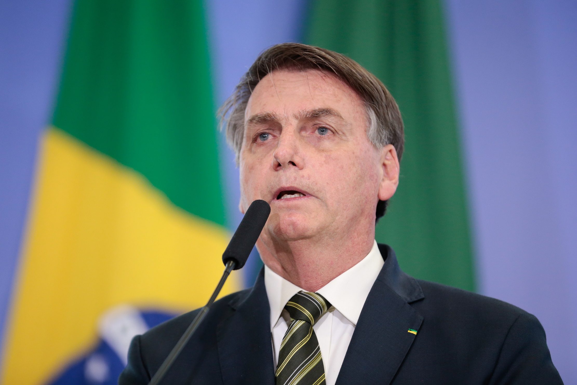 يتهم منتقدون بولسونارو، الشعبوي اليميني المتطرف الذي تولى السلطة منذ يناير/كانون الثاني عام 2019، بالتحريض على غزو أراضي السكان الأصليين