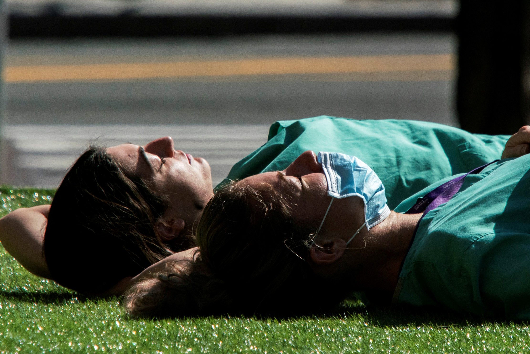 عاملات في مستشفى جامعة نيويورك لحظة استراحة/رويترز