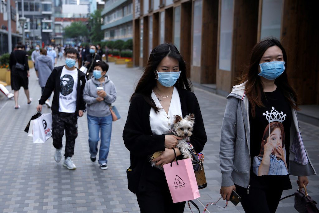 الصين تسكت أفواه المتعافين من كورونا في ووهان.. أرهبتهم حتى يتراجعوا عن مقاضاة الحكومة على تقصيرها