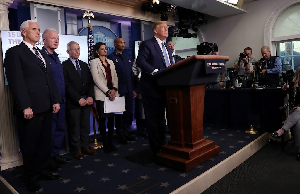 حالة من الفوضى بالبيت الأبيض.. ترامب يتراجع عن حل فريق مكافحة كورونا بعد انتقادات لاذعة