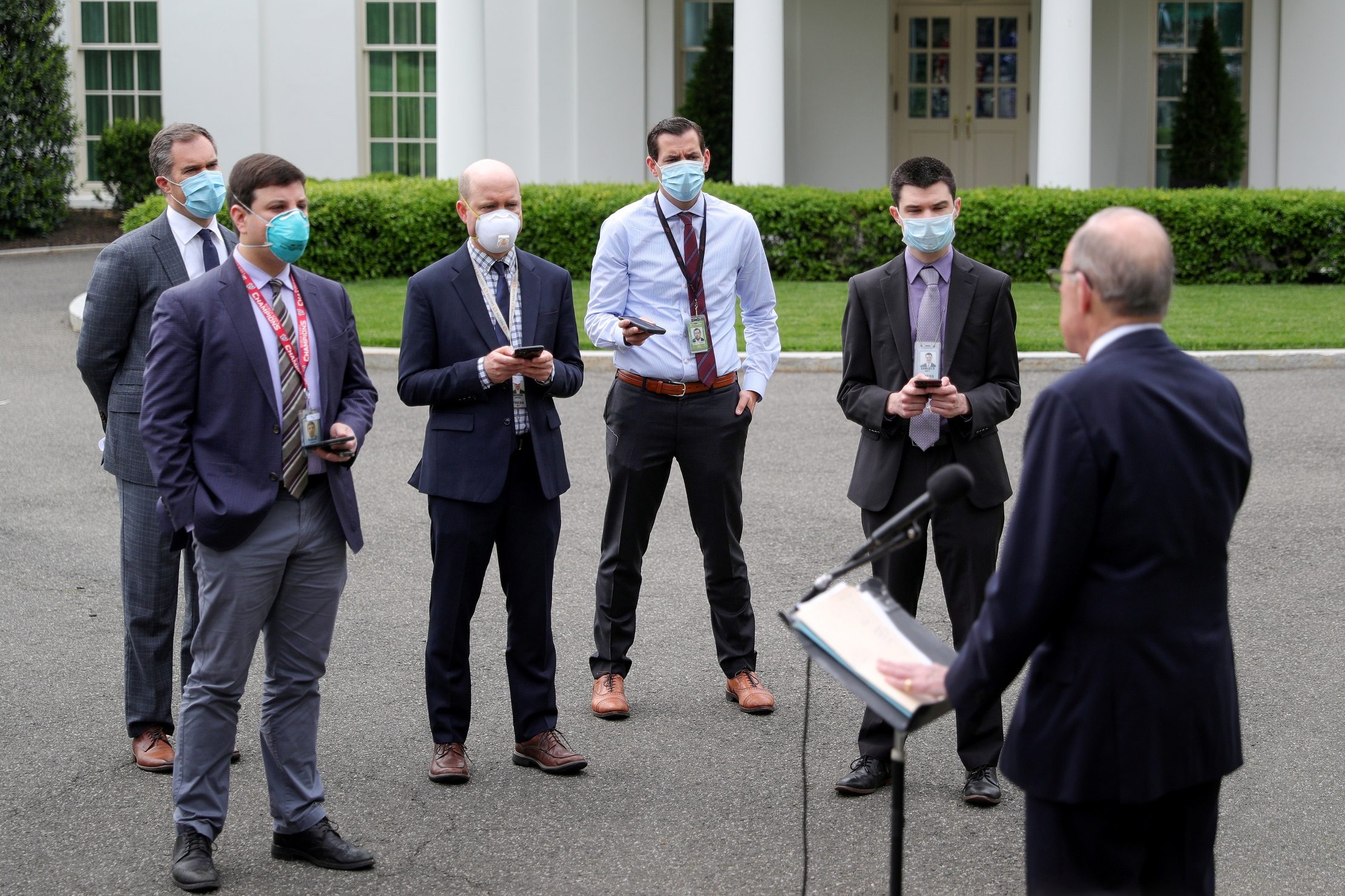 كان موظفو البيت الأبيض تلقوا في وقت سابق من الأسبوع الجاري مذكرةً منفصلةً تُعلِمهم بأنهم ربما يُسألون عند دخولهم البيت الأبيض عن أعراضهم