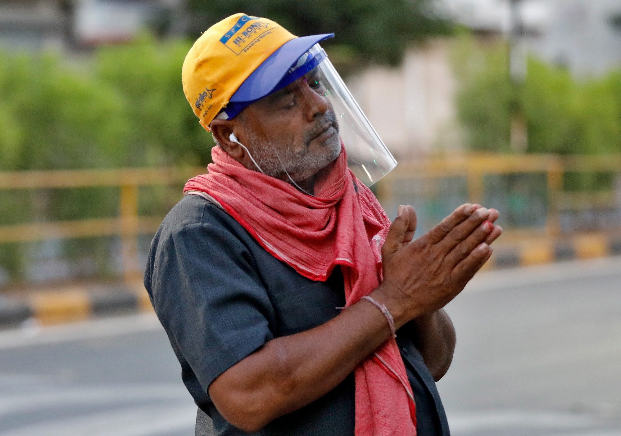 لقطات فيديو تصدم الهند وتثير فزعها.. مصابون بكورونا يُعالجون بجوار جثث ملفوفة بأغطية بلاستيكية