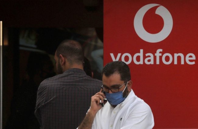 ضربوه وبعثروا أمواله وكادوا أن يقطعوا ملابسه! فيديو لاعتداء موظفين بفودافون مصر على أحد العملاء