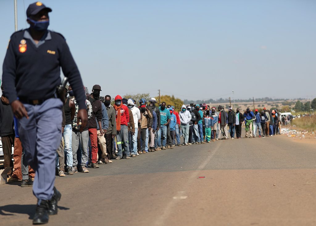 بعد أن أثار الموضوع ضجة كبيرة.. علماء يؤكدون أهمية مشاركة الأفارقة في تجارب لقاحات كورونا لهذه الأسباب!