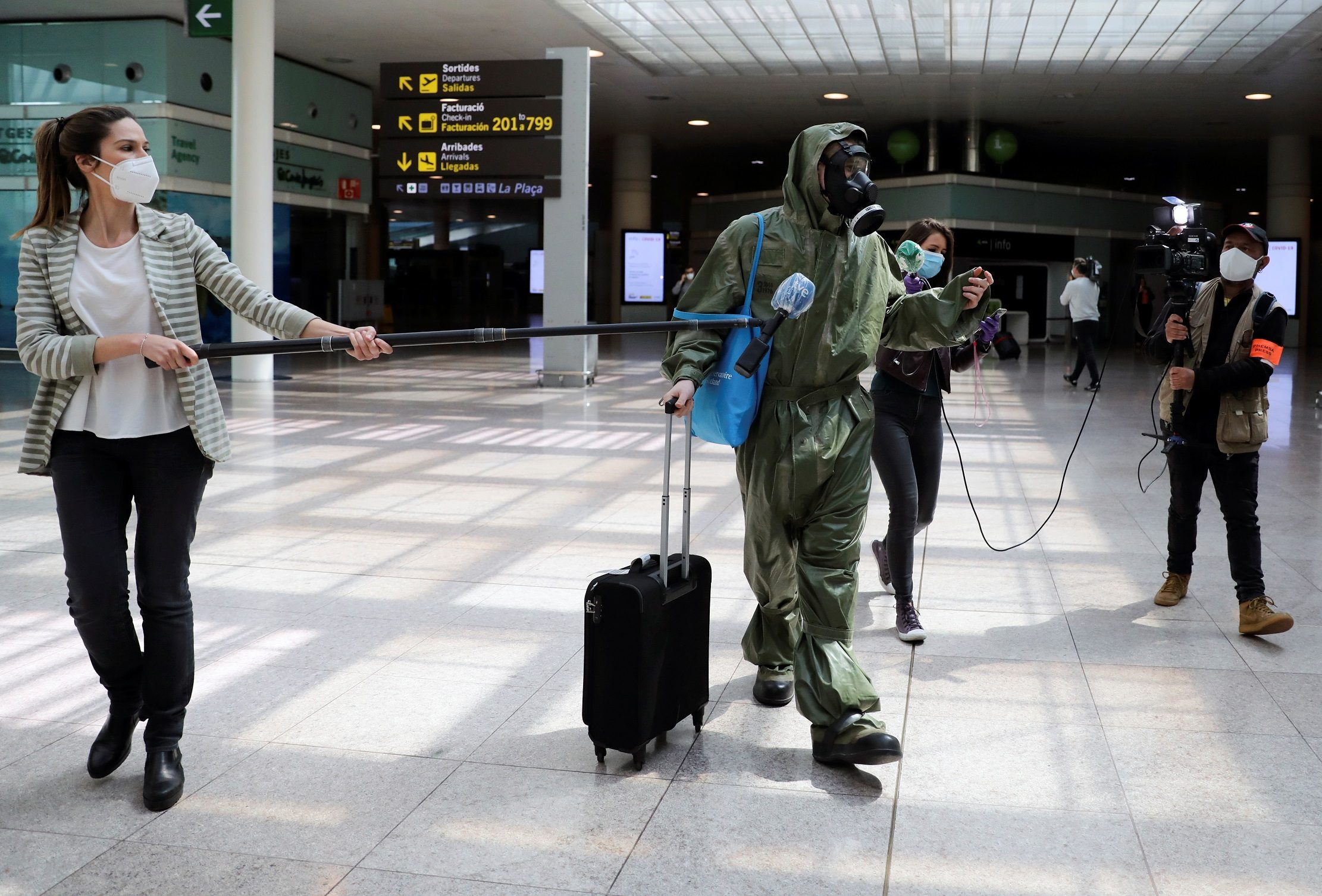 صالات المغادرة خالية.. كورونا يحكم المطارات