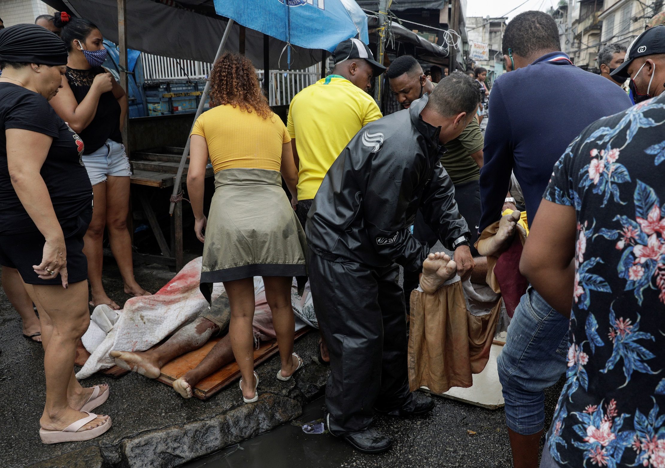 مواطنون يحملون جثثًا بعد عملية للشرطة ضد عصابات المخدرات في ريو دي جانيرو/رويترز
