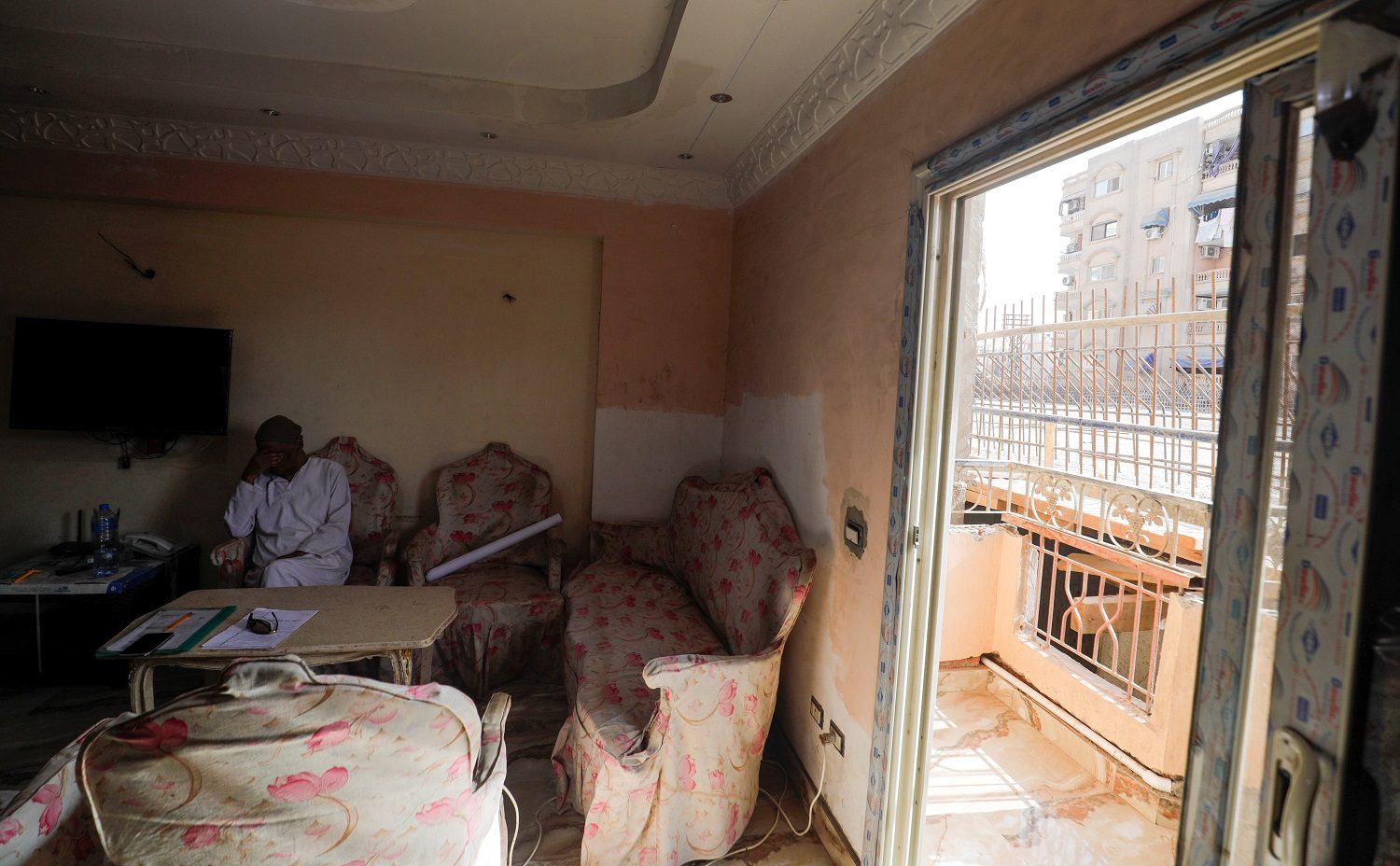 صور جديدة صادمة لجسر “الملك سلمان” في القاهرة.. مصريون يلمسونه من شرفات منازلهم