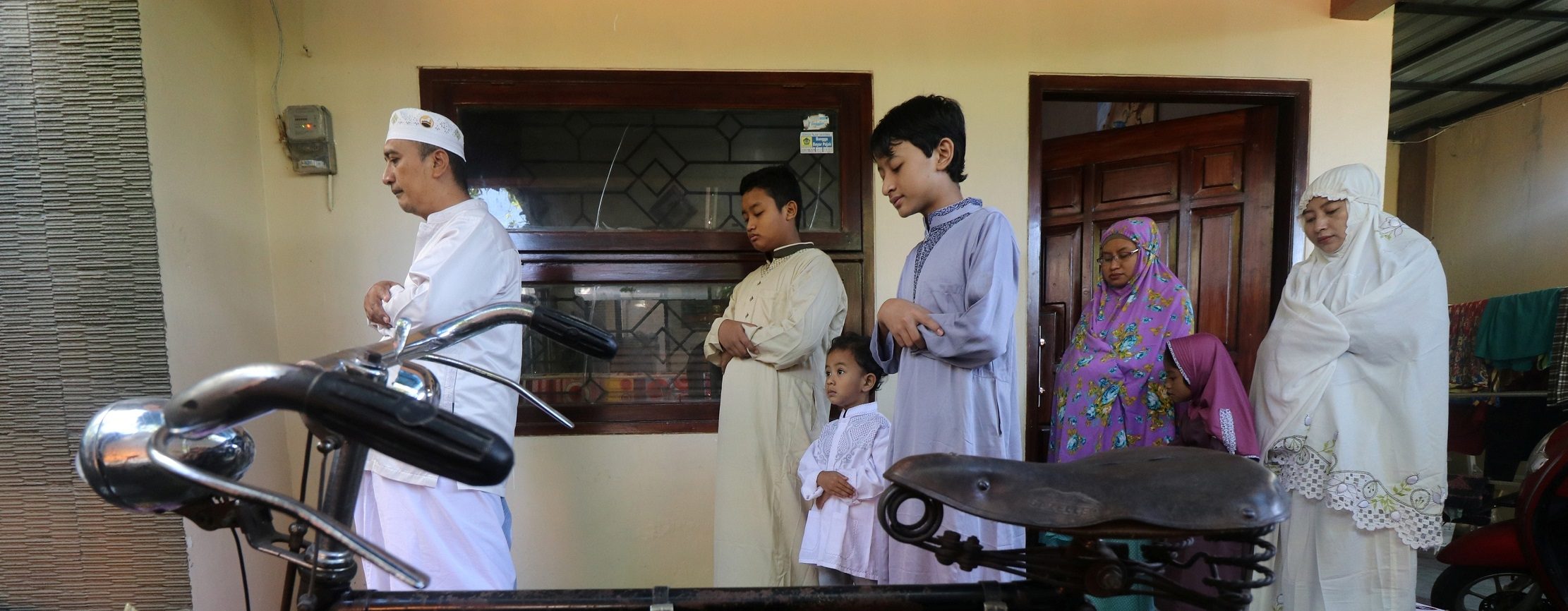 الصورة لعائلة من أندونيسيا، أكبر دولة إسلامية في العالم/رويترز