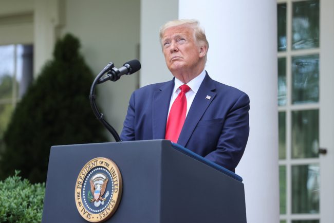 كواليس اجتماع لإنقاذ شعبية ترامب من الإنهيار.. مساعدوه يخططون لشعار جديد من أجل حملته الانتخابية