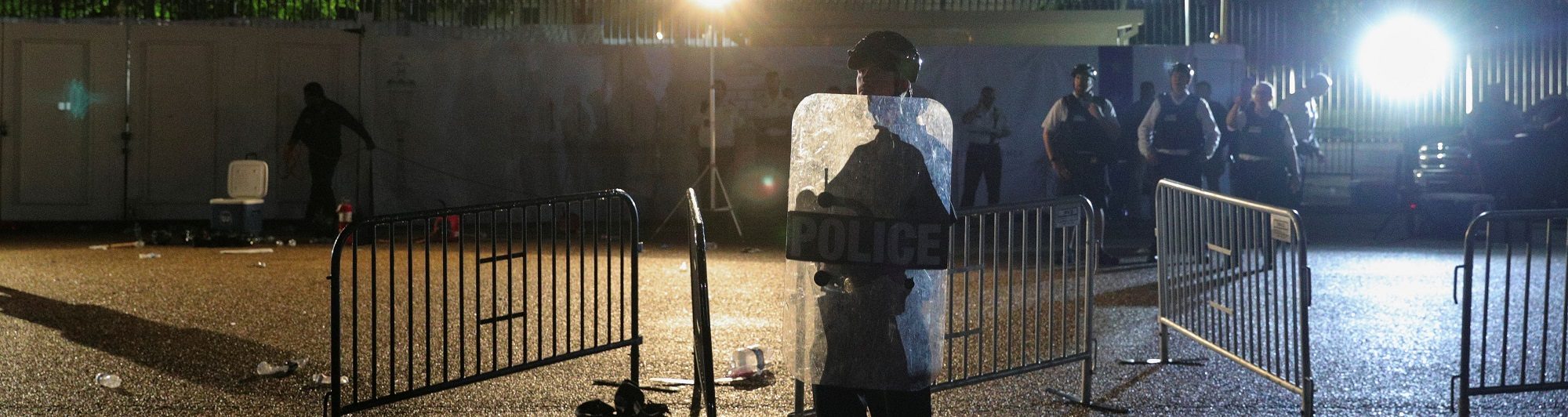 ليلة استنفار بالبيت الأبيض! محتجون يصلون مقر ترامب ويتصادمون مع الحراس بعد قتل الشرطة لفلويد