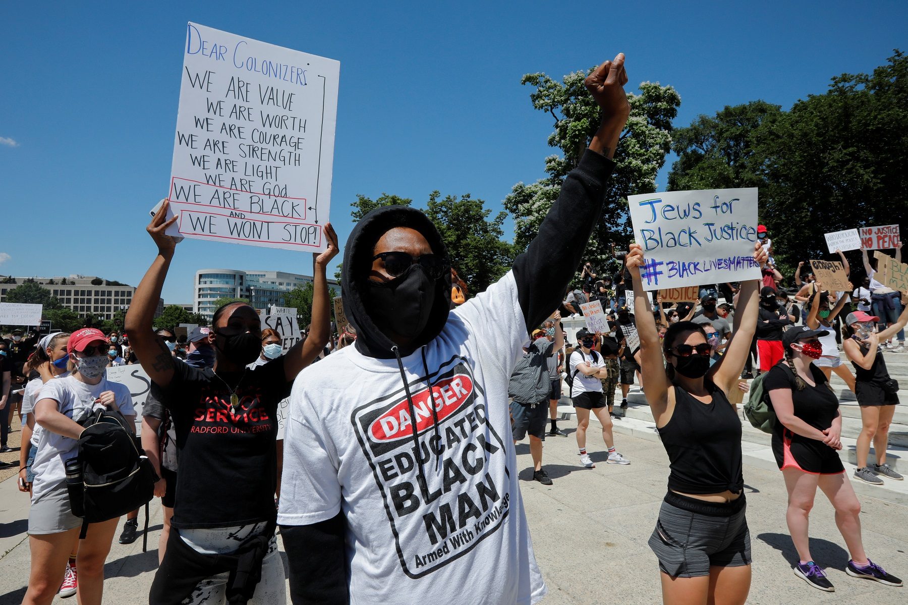 “لم يمت مخنوقاً”.. الطب الشرعي يكشف 3 أسباب أدت لوفاة فلويد التي أشعلت مدناً أمريكية